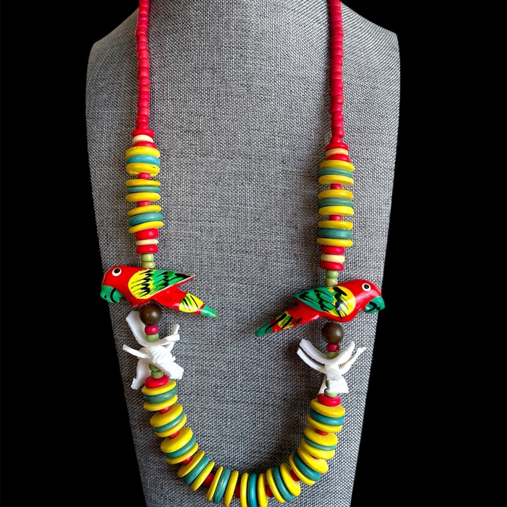 Vintage 1980s Kitschy Tropical Wooden Parrot Shell Bit Statement Necklace 24”